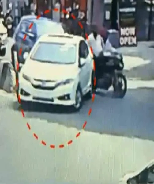   Turning the CCTV back and breaking the car's glasses and theft money in chennai 