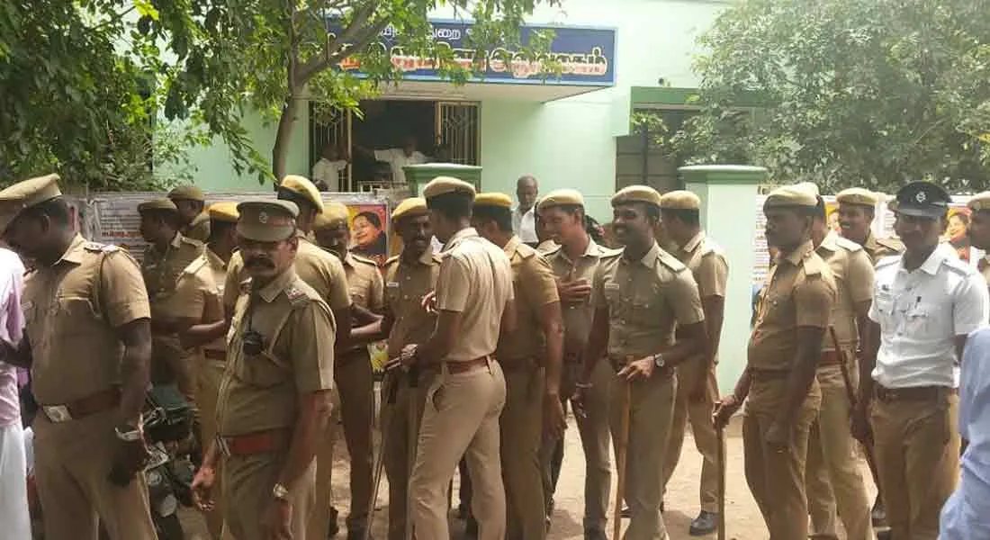  Separate district issue ... Lawyers blocking Mayiladuthurai legislative office!