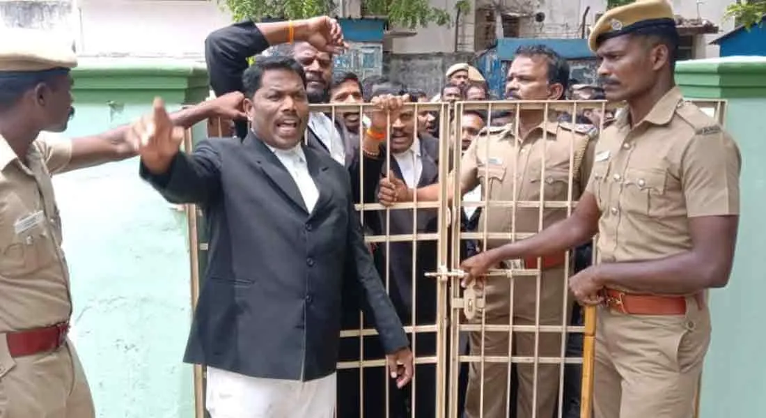  Separate district issue ... Lawyers blocking Mayiladuthurai legislative office!