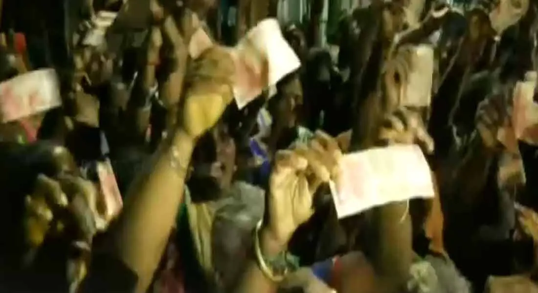 Women's  Siege office of TTV Dinakaran with a 20-rupee note!