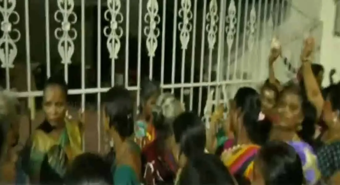 Women's  Siege office of TTV Dinakaran with a 20-rupee note!
