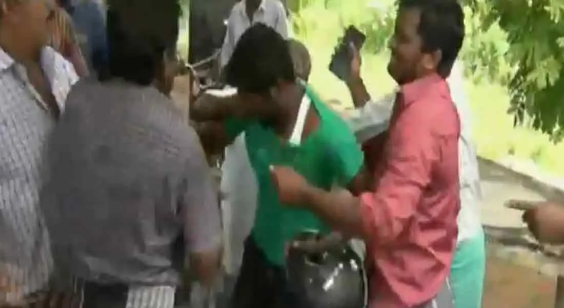  Struggle to protest the youth driving the bike; Murderous attack on young people