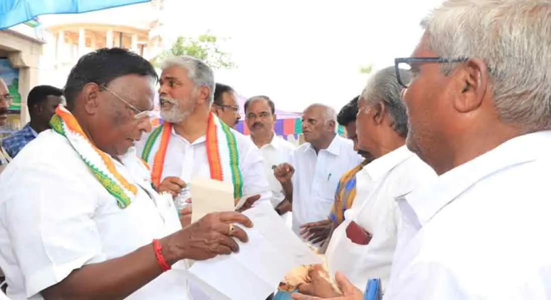  Narayanasamy launches ''makkal kural'' project in Puducherry