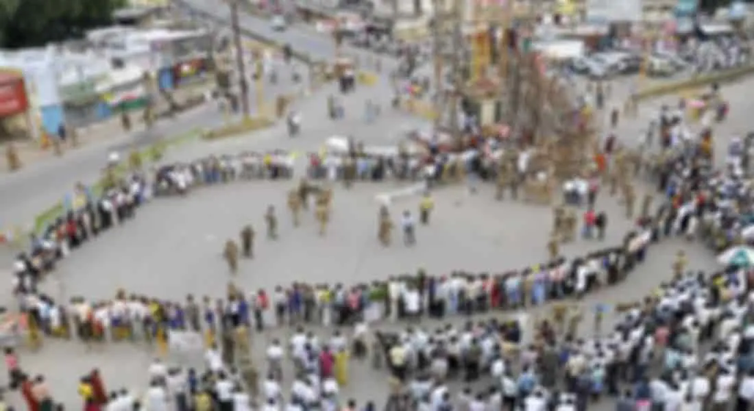 farmers protest near Usilampatti Thevara Statue