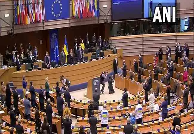 Members of the European Parliament stand up and applaud in support of the President of Ukraine!