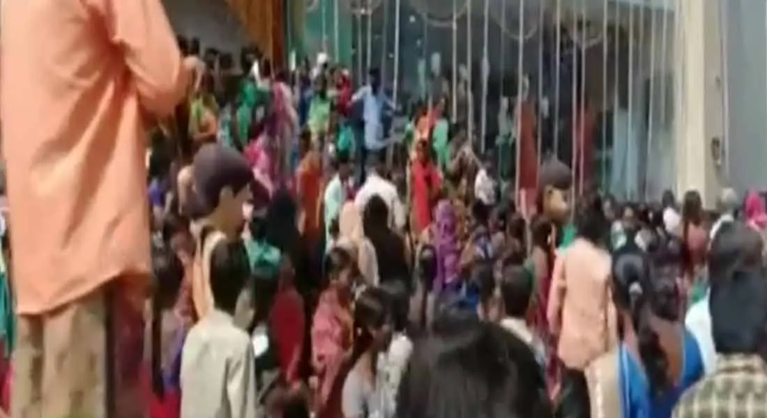  10 rupees to silk; The crowd that went out of the shop to break up the shutter as if they were not available 