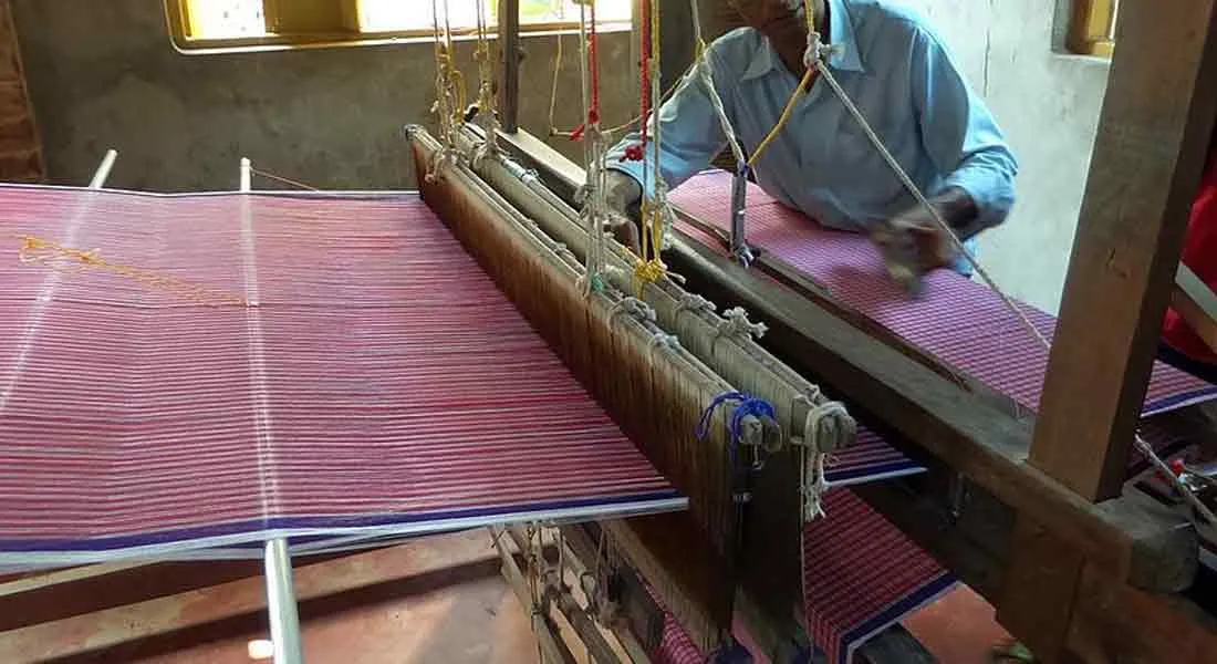 Weavers opening the Kanji tank ...