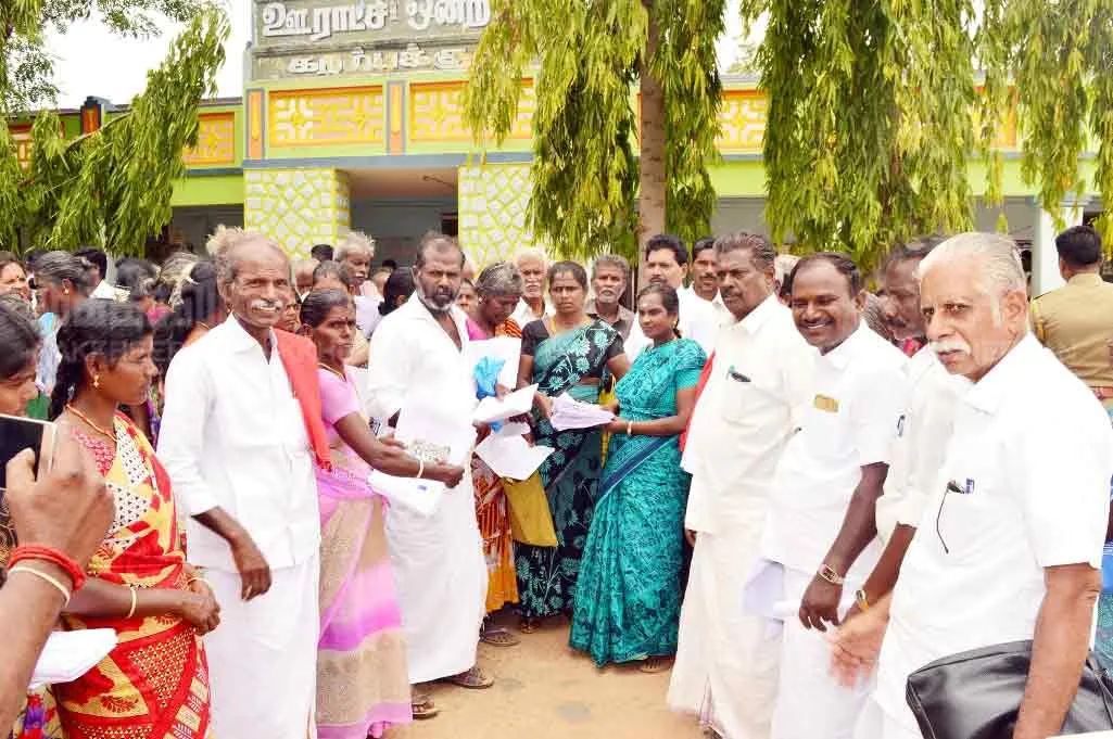 OPS is saying 150 days work; Here we are fighting for 100 days works; People who have besieged the Panchayat Union!