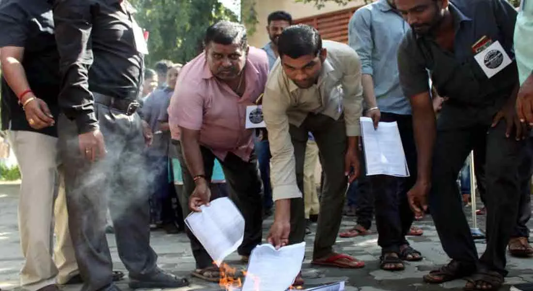 do not privatize trains;Railways employees protest 