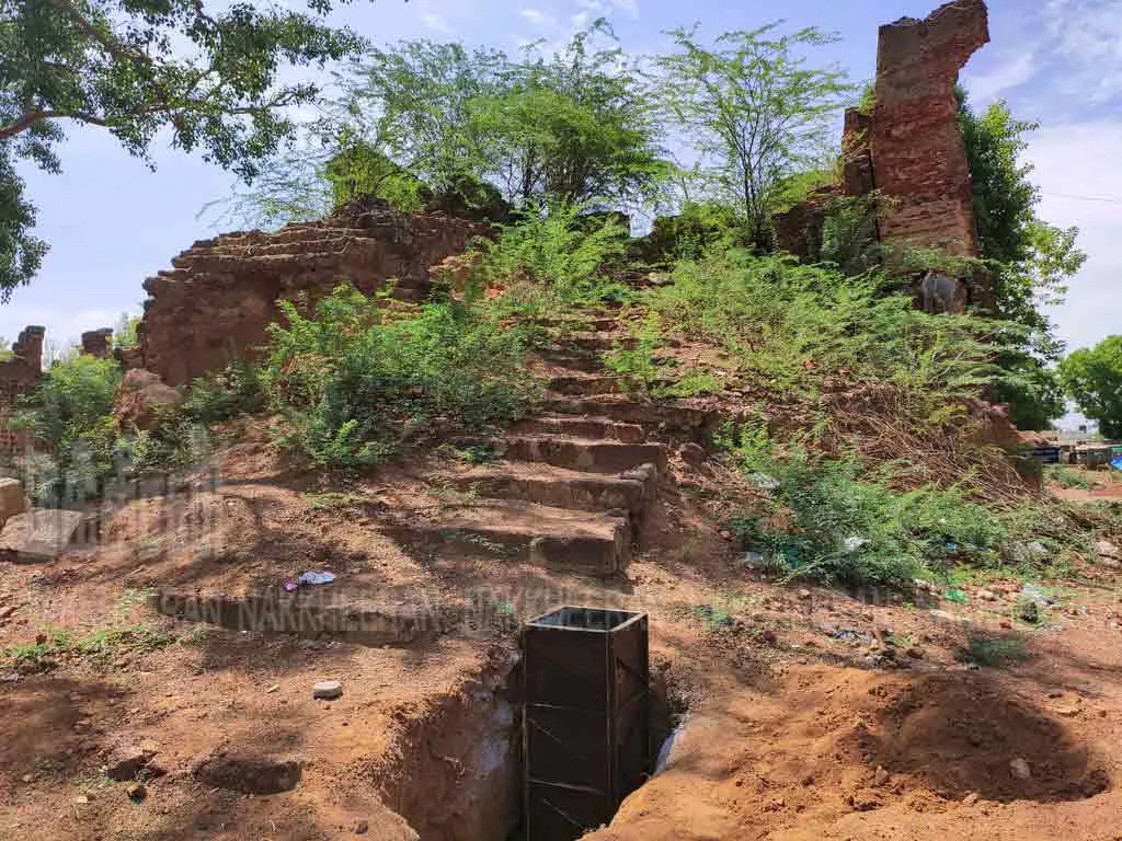  Excavated artill Excavated artillery shells dug in Pudukkottaiery shells dug in Pudukkottai