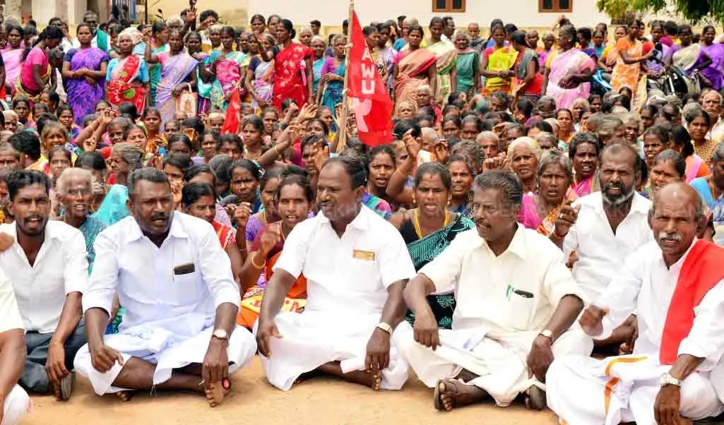OPS is saying 150 days work; Here we are fighting for 100 days works; People who have besieged the Panchayat Union!