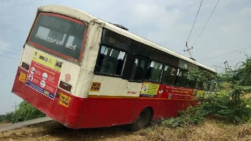 ಕಂದಕಕ್ಕೆ ಉರುಳಿದ ಬಸ್​