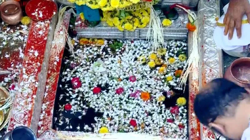 ಅಗಸ್ತ್ಯರು ತಡೆದರು, ಊರ ಜನರು ತಡೆದರು ನಿಲ್ಲದ ಕಾವೇರಿ ಧುಮ್ಮಿಕ್ಕಿ ಹರಿಯುತ್ತಲೇ ಸಾಗುತ್ತಾಳೆ. ಆಕೆಯ ಜನ್ಮರಹಸ್ಯ ಅರಿತಿದ್ದ ಅಗಸ್ತ್ಯರು ಸಮುದ್ರದವರೆಗೆ ಅವಳನ್ನು ಹಿಂಬಾಲಿಸುತ್ತಾ ಓಡಿ ಹೋದರು.