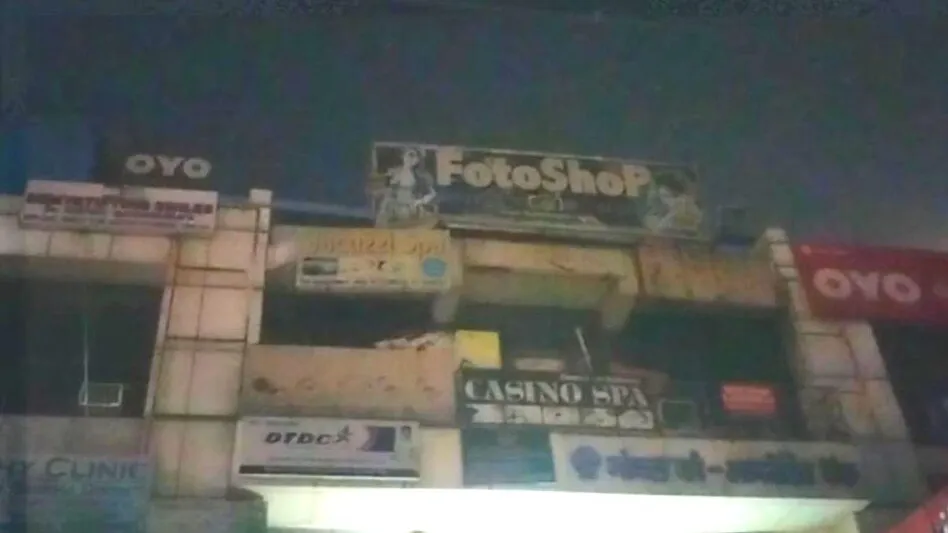 नोएडा के एक स्पा सेंटर में लगी आग