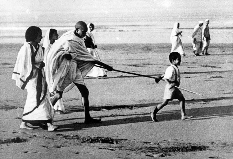 Sanjay Bragta on Twitter: "Kanu Gandhi, Gandhiji's grandson & ex-Nasa  scientist admitted in Surat hospital no more. Little boy holding Bapu's  stick in Dandi march #RIP&hellip; https://t.co/ExVfPwFzj0"