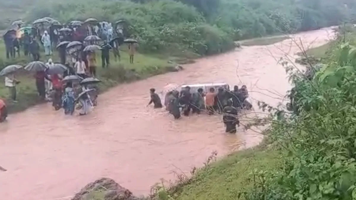 people cross river at risk of life