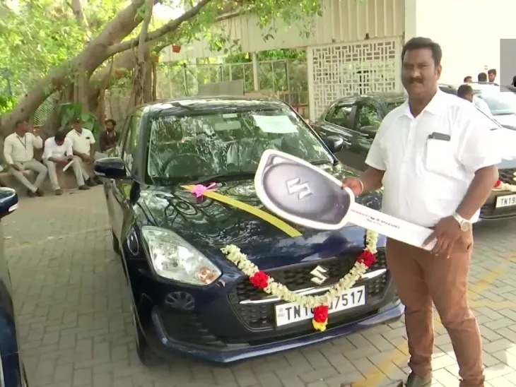 कंपनी का कर्मचारी कंपनी की मिली कार के साथ फोटो खिचाते हुए।
