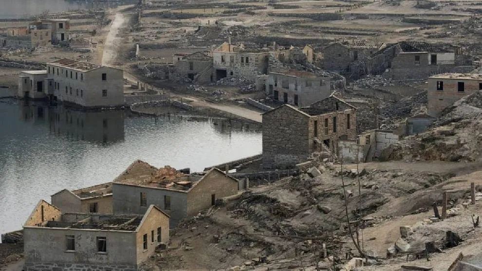 इंडिपेंडेंट की रिपोर्ट कहती है, अब यहां पर सूखे जैसे हालात बन रहे हैं. गांव के ऑटो लिंडोसो बांध में अब सिर्फ 15 फीसदी ही पानी बचा है. स्&zwj;पेन के पर्यावरण मंत्रालय ने लोगों को चेतावनी जारी की है. 65 वर्षीय पेरेज रोमियो का कहना है, ऐसा जलवायु परिवर्तन के कारण हो रहा है. इसके असर के कारण यहां सूखा पड़ रहा है. इस गांव को देखकर ऐसा लग रहा है मानों कोई फ&zwj;िल्&zwj;म चल रही हो. 