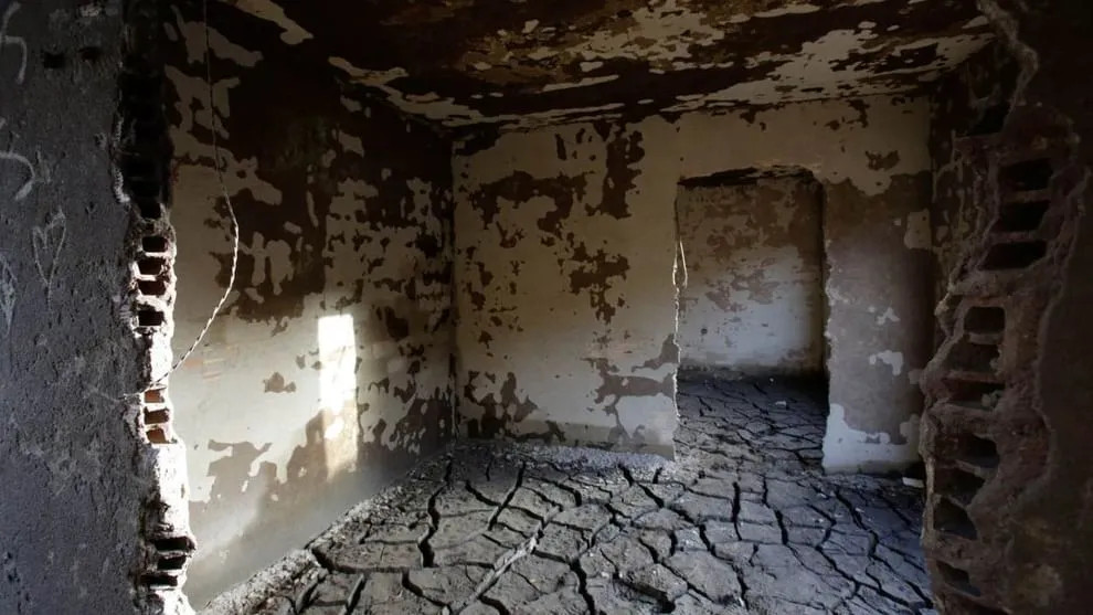 रिपोर्ट के मुताबिक, यहां के भयानक खंडहरों ने पर्यटकों का ध्&zwj;यान आकर्षित किया है. वो यहां पहुंच रहे हैं और तस्&zwj;वीरें व वीडियो ले रहे हैं. सामने आए गांव को देखकर कई बातें सामने आई हैं. जैसे- यहां पर कभी कैफे था, पानी का फौव्&zwj;वारा था. उस दौर में भले ही यह एक गांव था लेकिन यहां कारें थी, जिसमें अब जंग लग चुका है. 