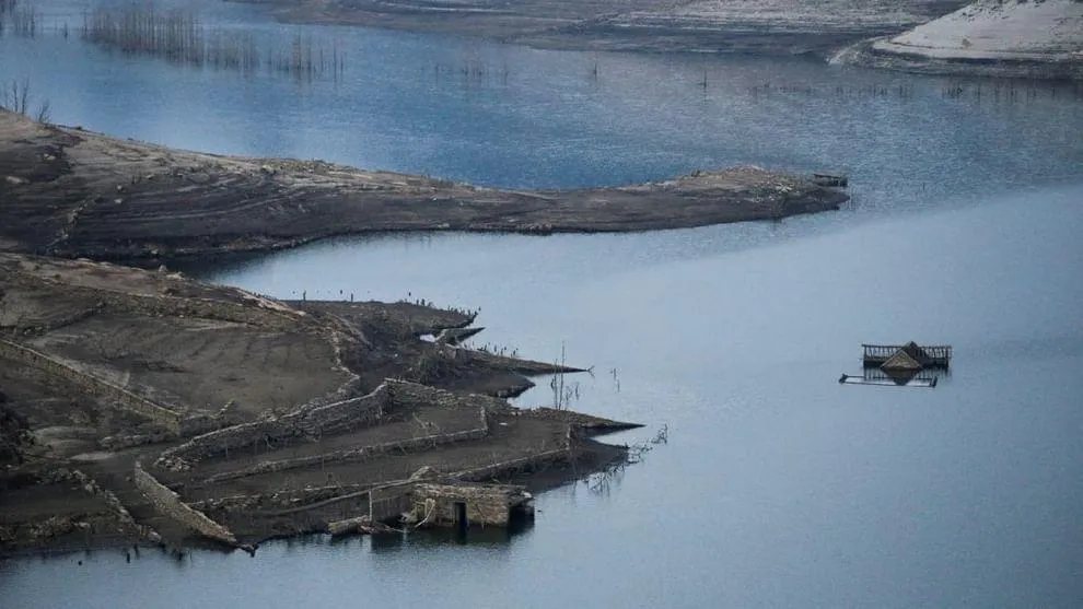 यहां के मेयर सूखा पड़ने की वजह कम हुई बारिश को बताते हैं. उनका कहना है, पिछले कुछ महीनों में यहां बारिश कम हुई, जिसके कारण ऐसे हालत बने हैं. हालांकि रिपोर्ट कहती है, पुर्तगाल की सरकार ने 6 बांधों के पानी से बिजली बनाने और सिंचाई करने के ऑर्डर दिए थे. ग्रामीणों की लगातार शिकायतों के बाद अध&zwj;िकारियों की इस पर नजर पड़ी.