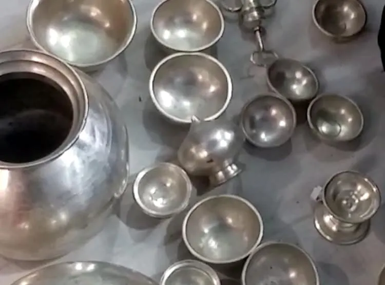 100 करोड़ के हीरे-जवाहरातों से सजे राधा-कृष्ण, सिर्फ एक दिन का है श्रृंगार