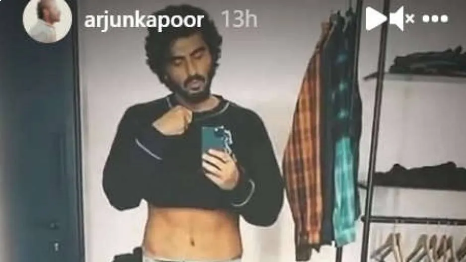 Arjun Kapoor show off his abs muscles