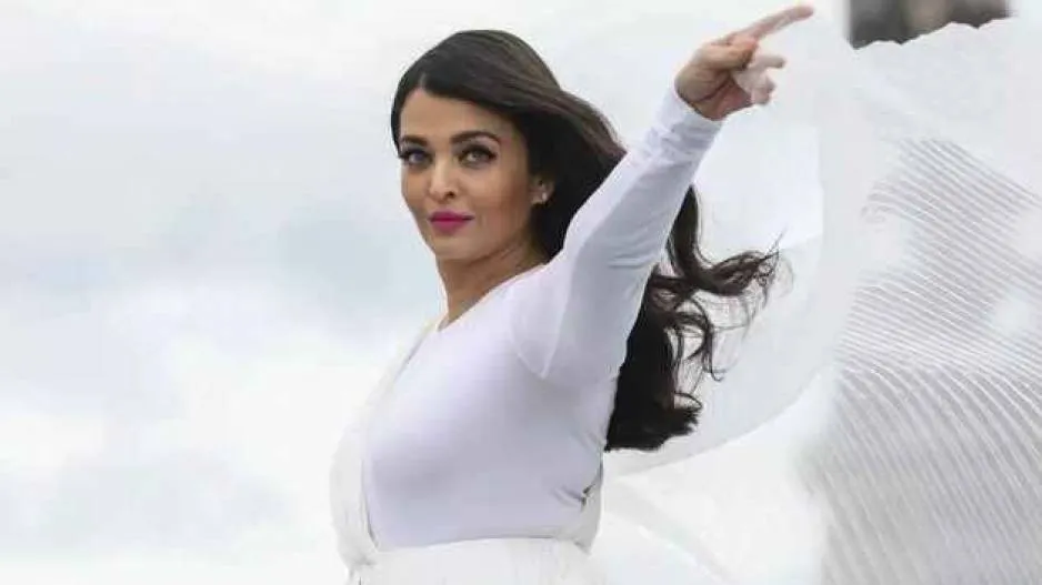 Aishwarya Rai Bachchan stuns at Paris Fashion Week