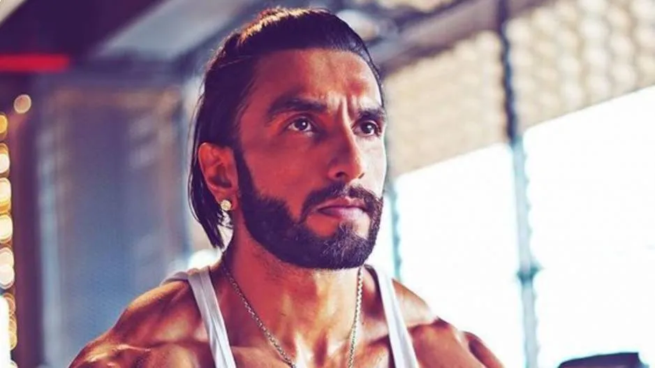 Ranveer Singh flaunts muscles