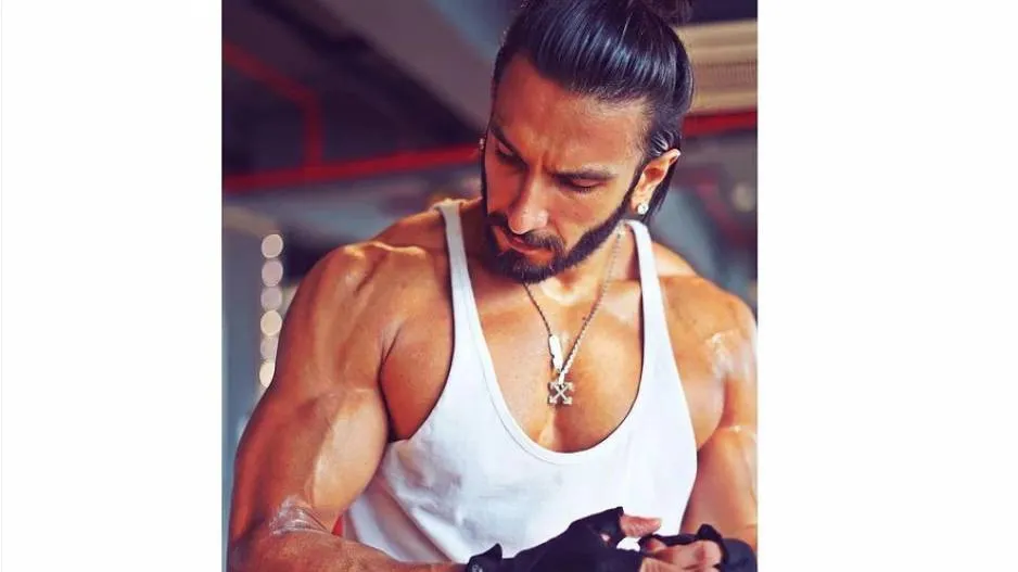 Ranveer Singh flaunts muscles