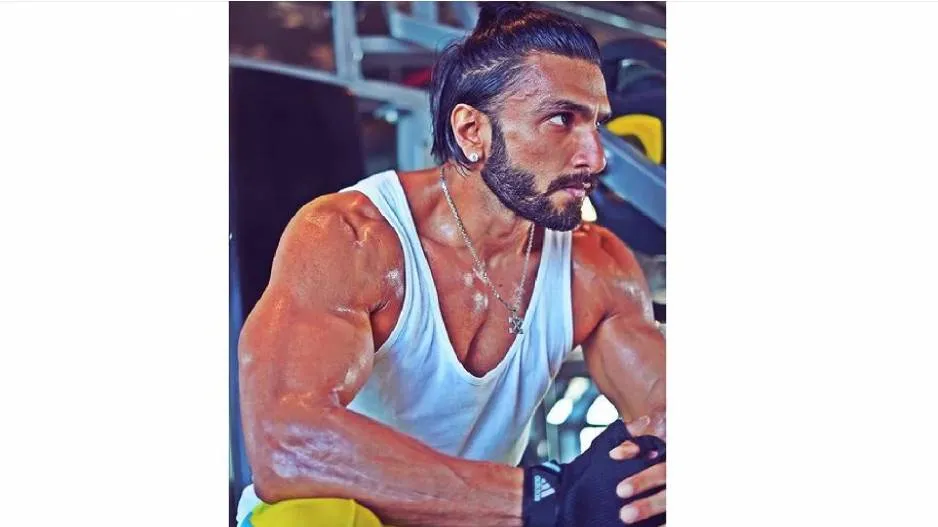 Ranveer Singh flaunts muscles