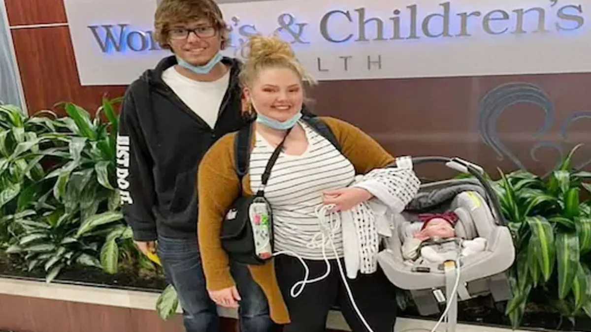 Woman with two uteruses pregnant gives birth twins