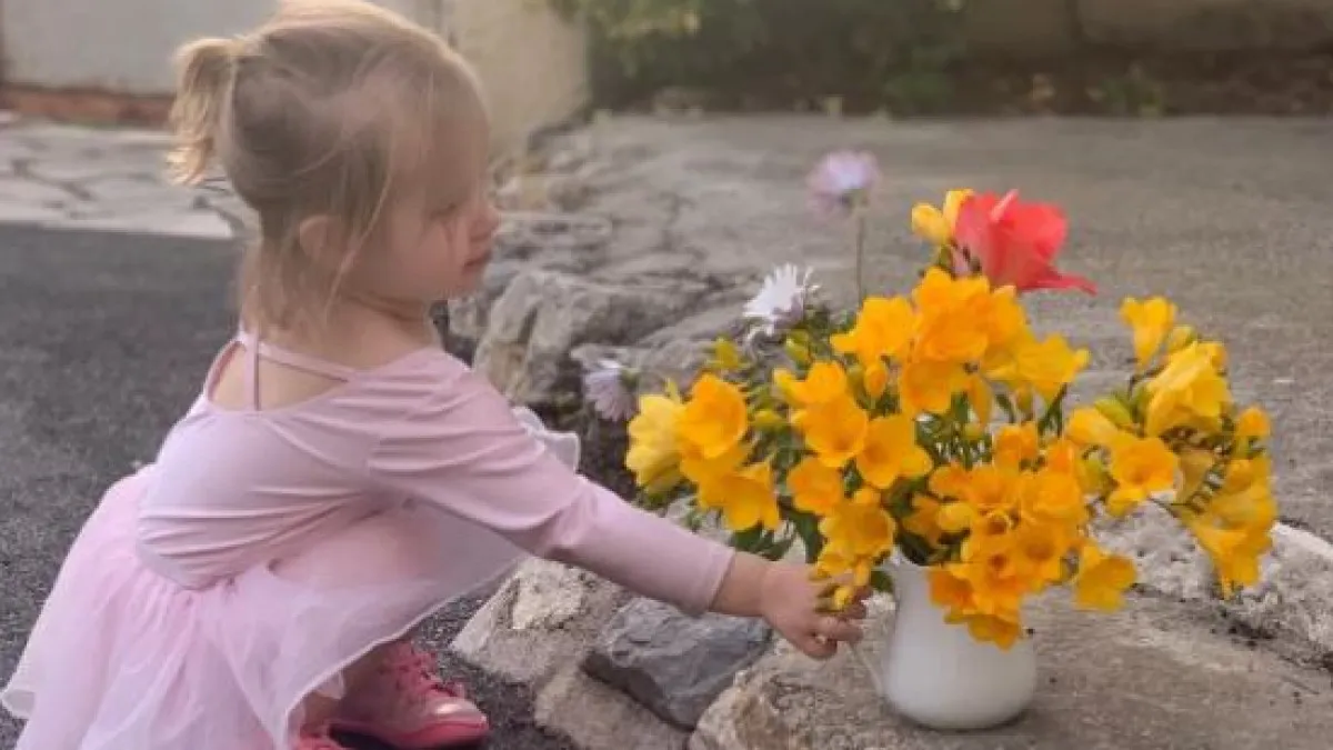 Ukrainian mum writes details on toddler's back in case they get separated