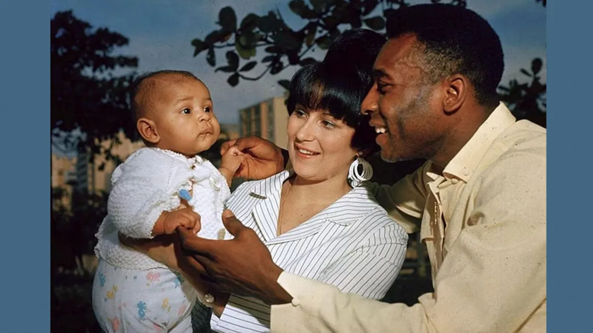 Pele and his wife Rosemeri pose for a photo with their daughter Kelly
