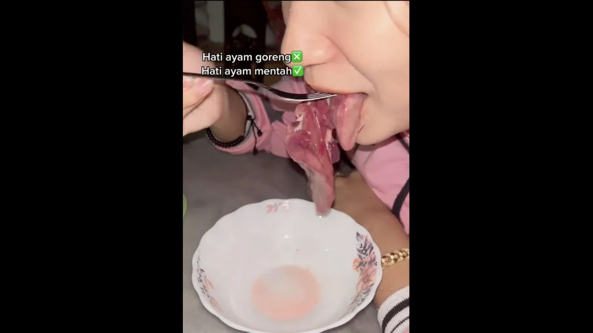 A Girl Food Blogger Ate Raw Chicken Liver