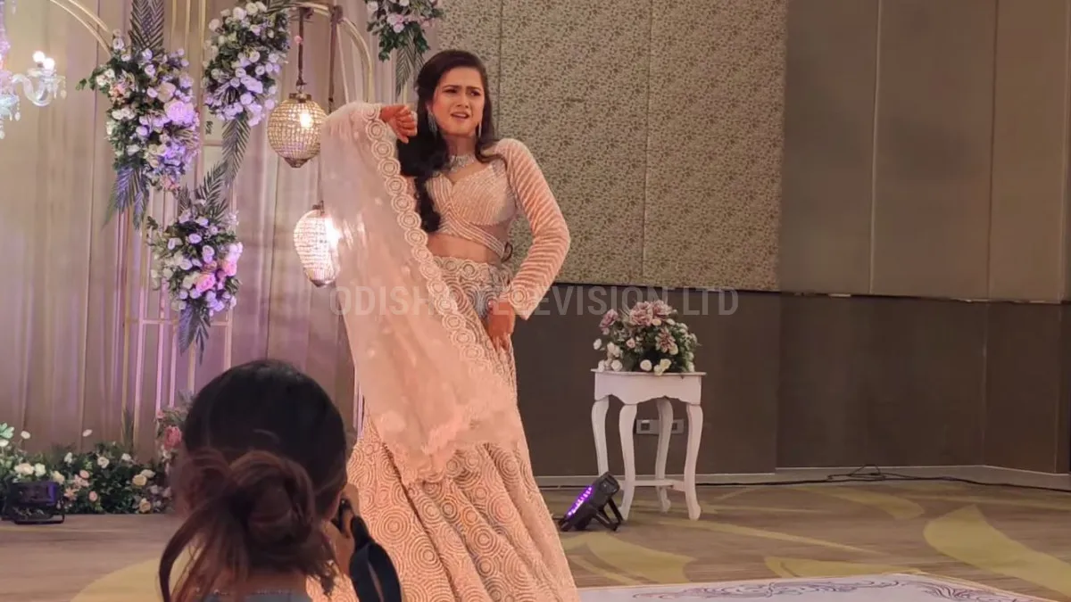 ଷ୍ଟେଜ୍&zwnj;ରେ ଡ୍ୟାନ୍ସ କରୁଛନ୍ତି ଅନନ୍ୟା ଦାସ