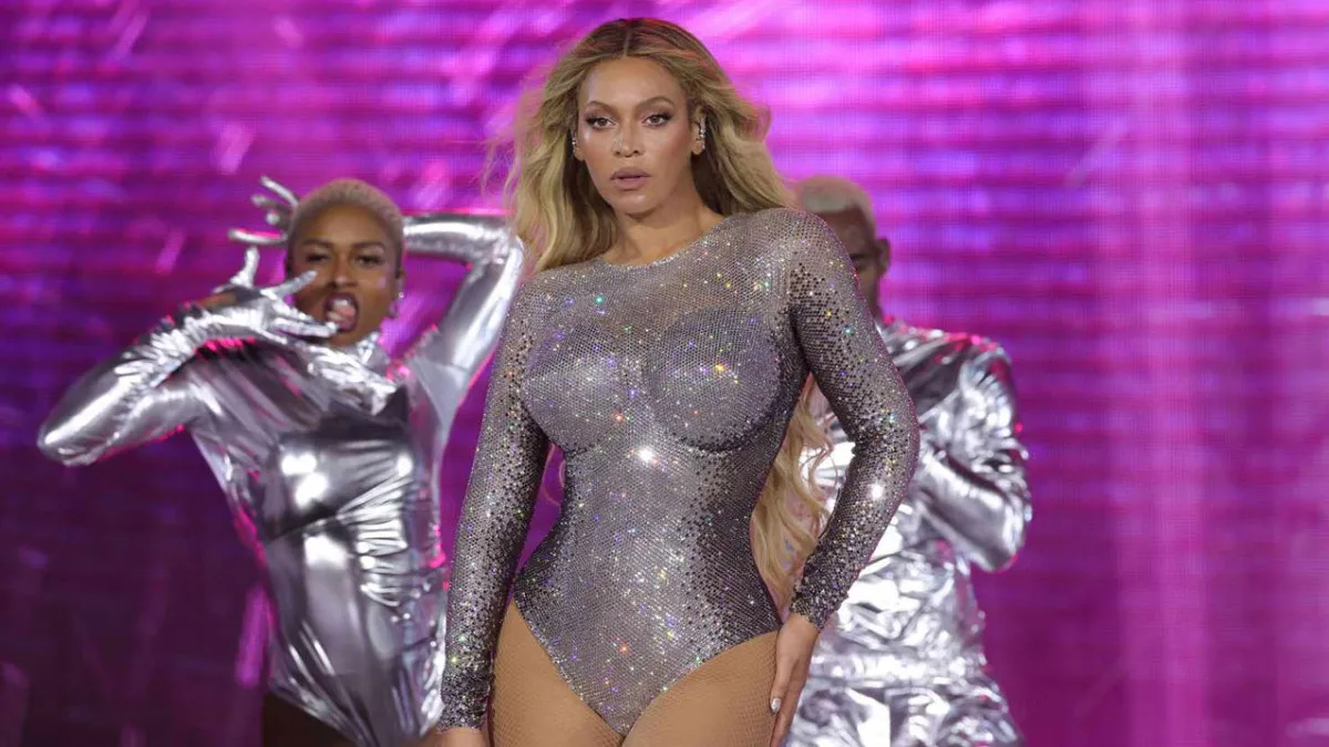 Justin bieber Katy perry to beyonce fees of all singers for ambanis wedding events
