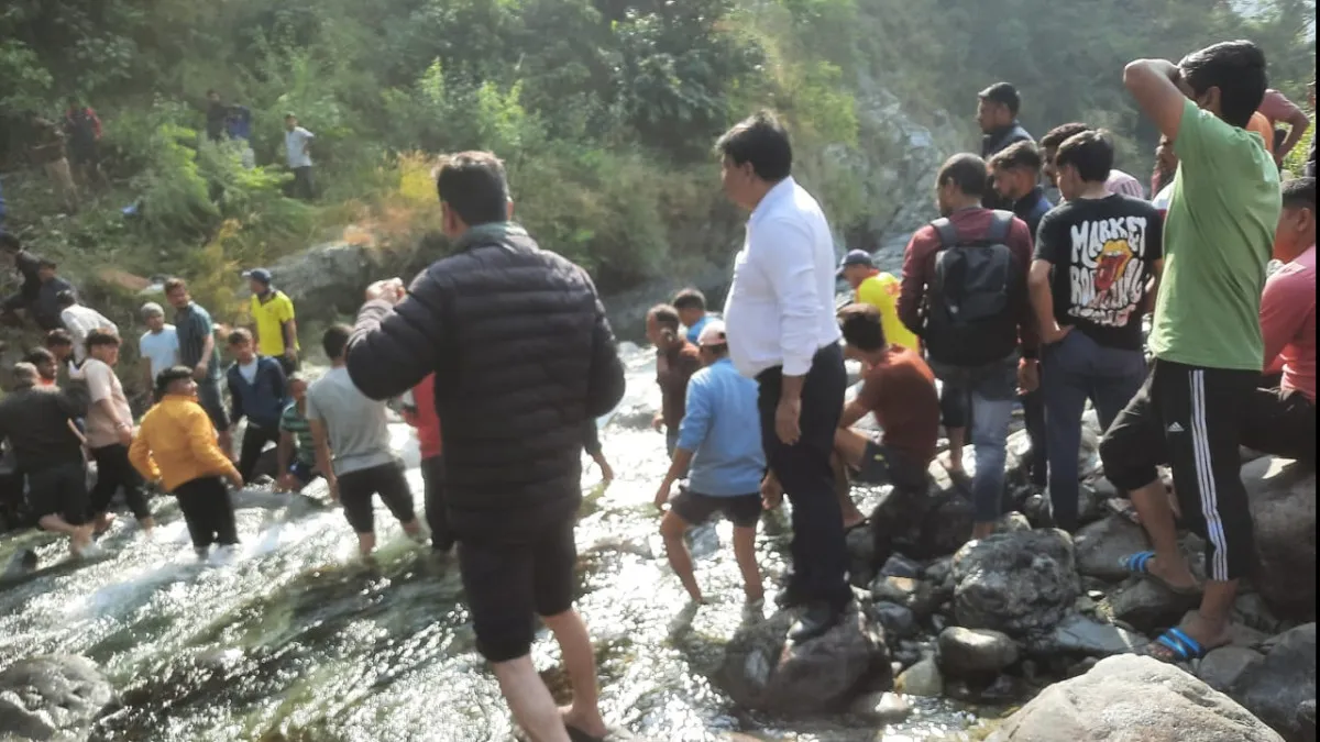  bus falls into gorge