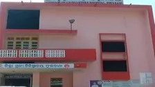 Man Carries Wife’s Body Alone As Hospital Staff Deny Help; Video Goes Viral