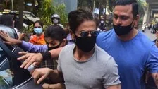 Ahead Of HC Bail Plea, SRK Meets Aryan In Arthur Road Jail