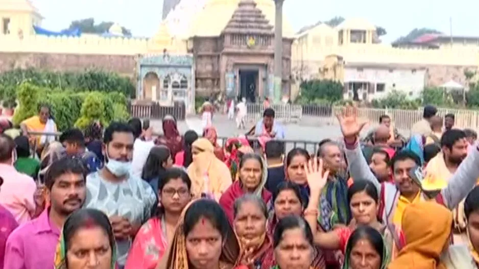Devotees gather in front of Srimandir