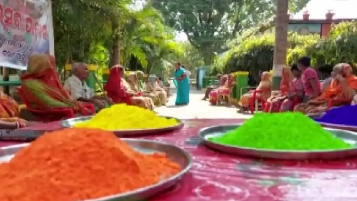 The inmates of Bonajodi Anandashram in Keonjhar district are celebrating Holi 