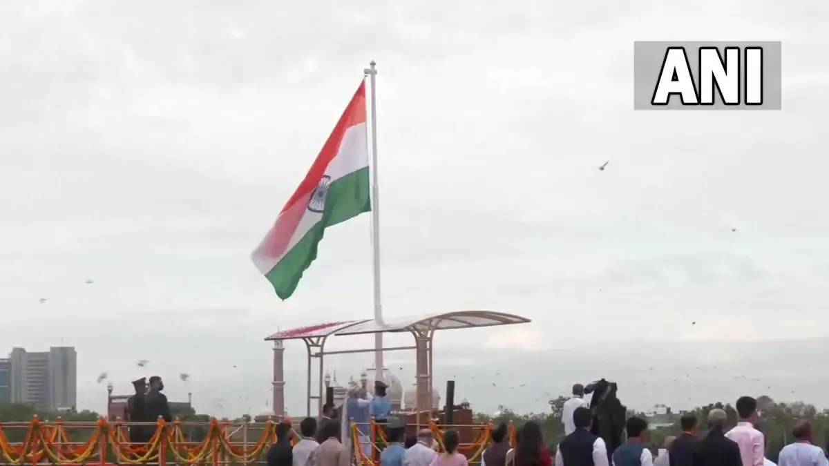PM Narendra Modi hoists the National Flag at Red Fort