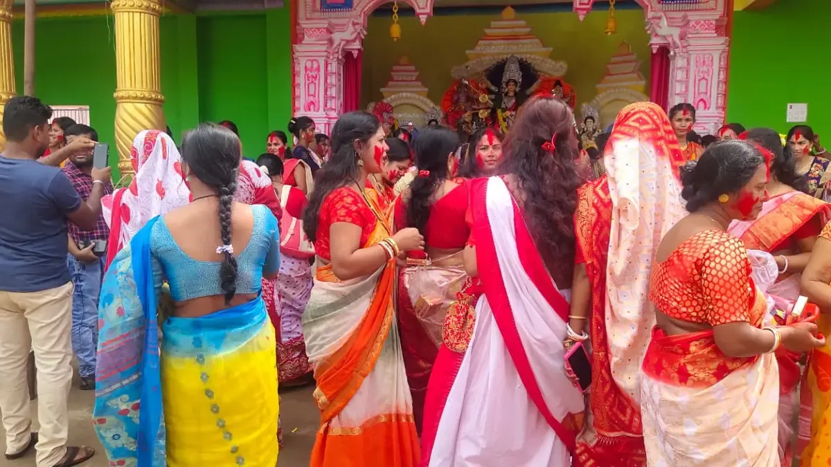 Women plays vermillion game on Dashami