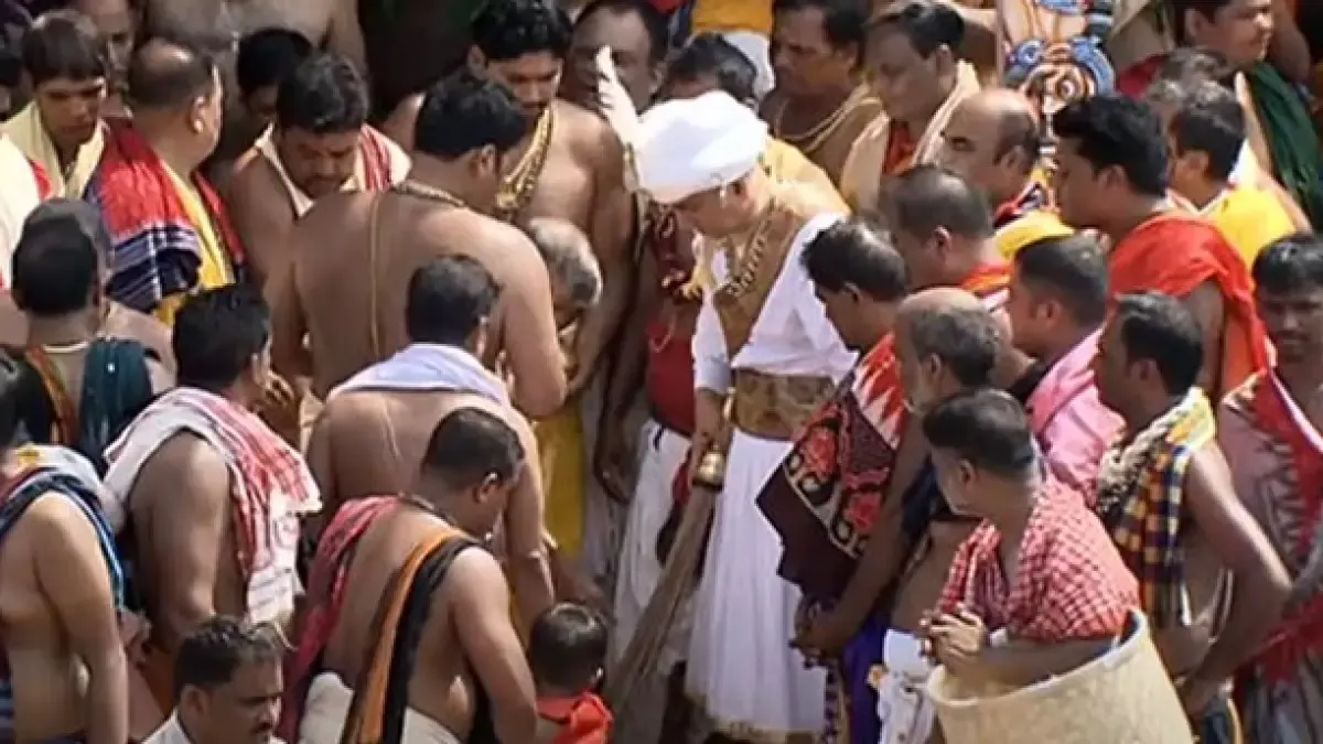 Gajapati Dibyasingha Deb performs Chhera Panhara on Chariots