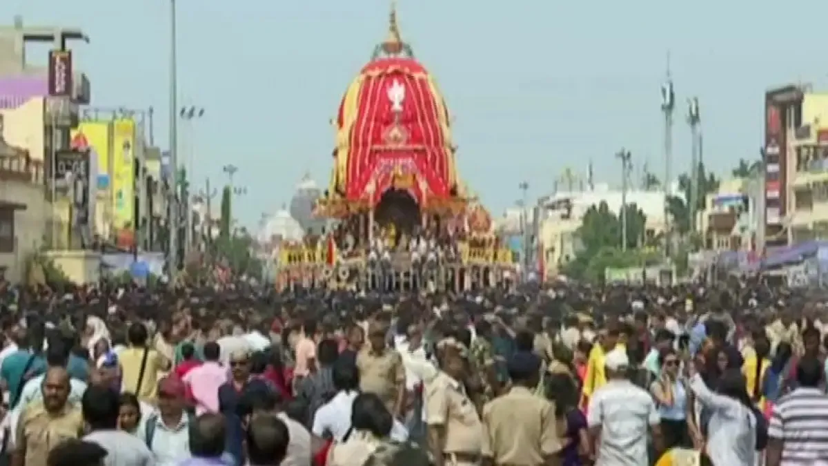 Chariot pulling resumes in Puri