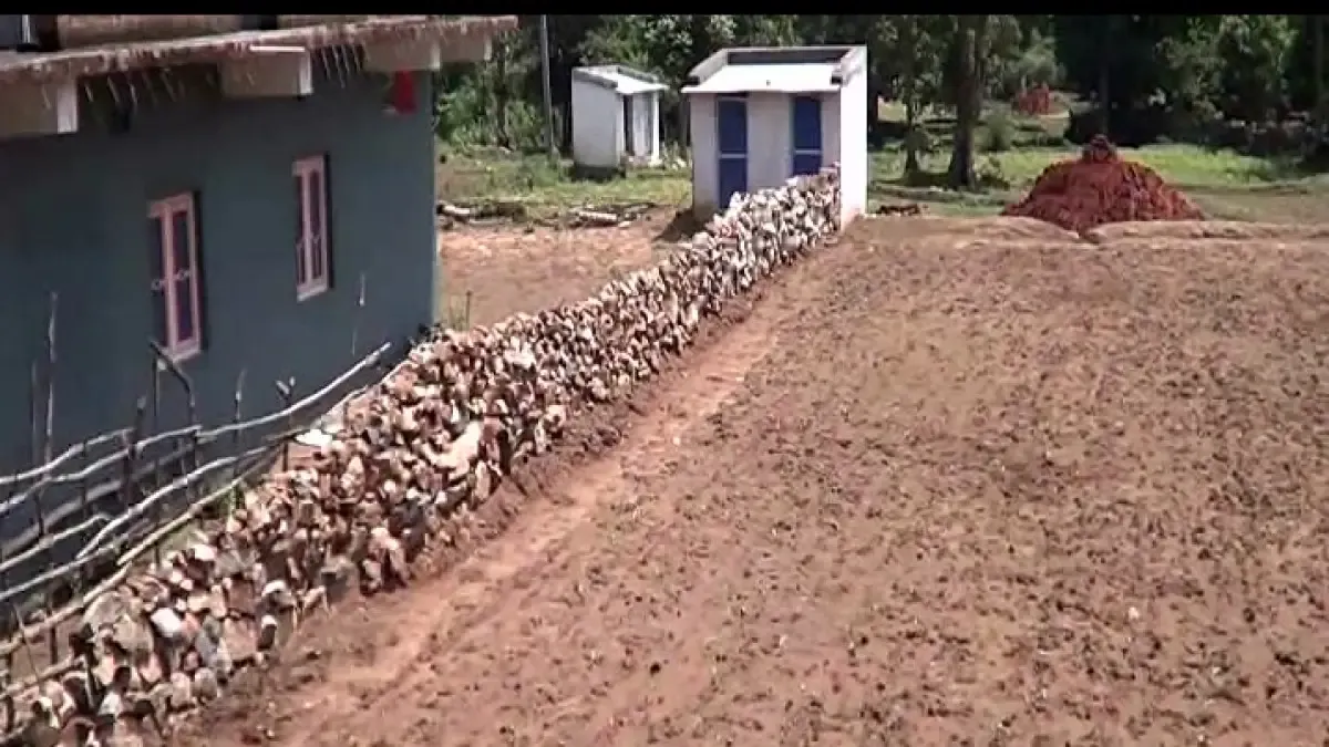 Fencing around houses with stones