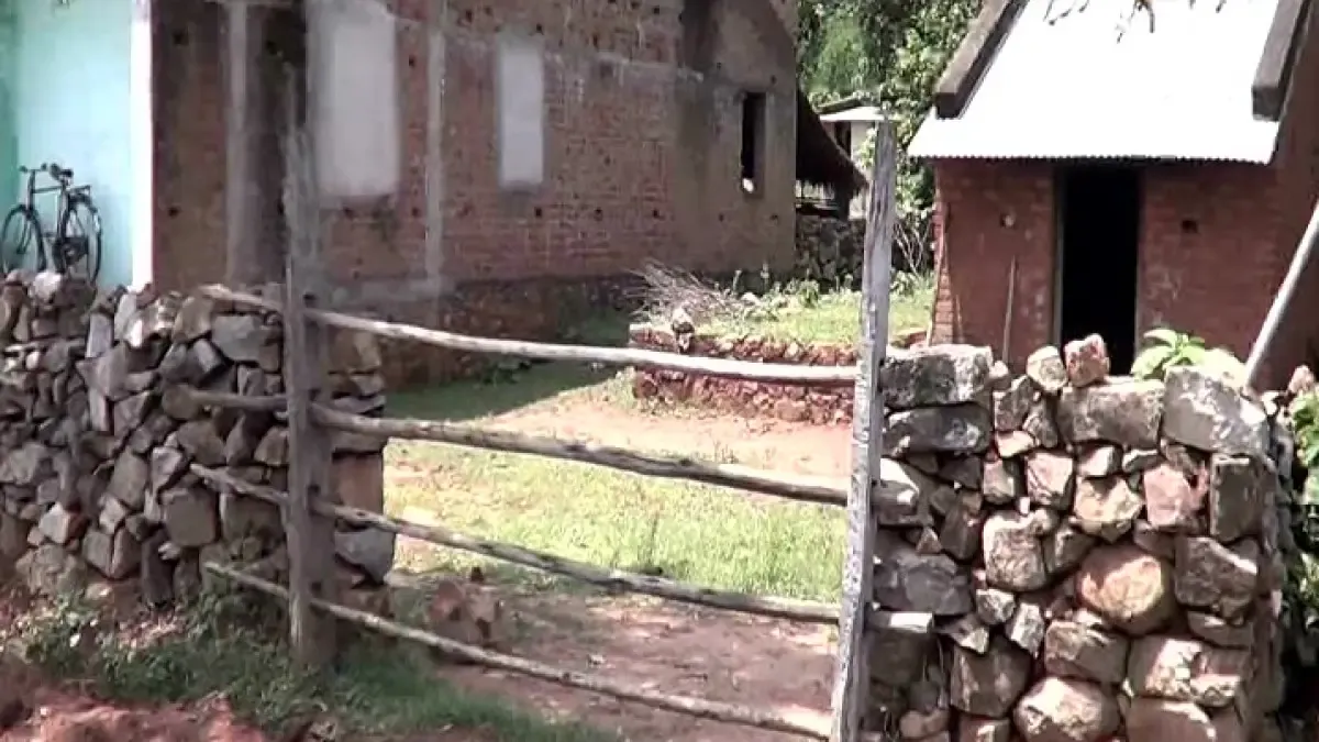 Fencing around houses with stones