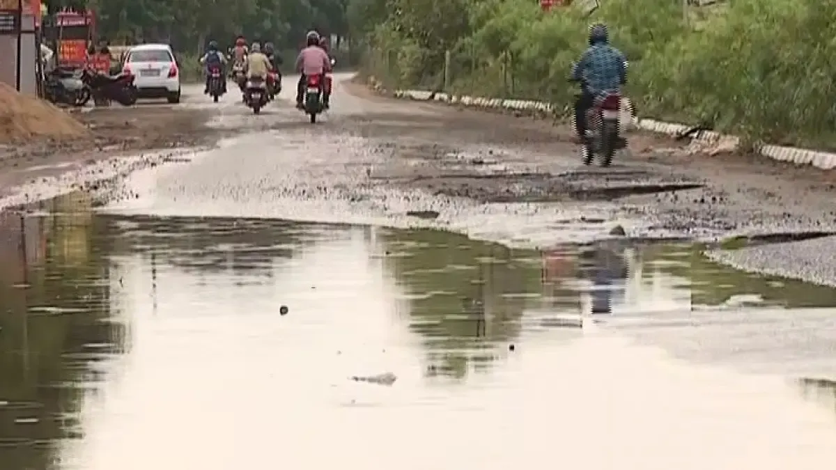 Nandankanan Zoo road in Bhubaneswar turns into nightmare for commuters