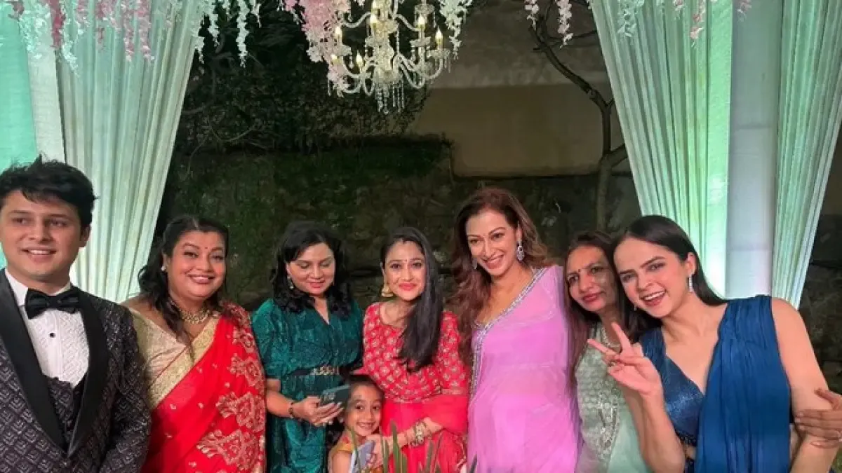 Disha Vakani with TMKOC team