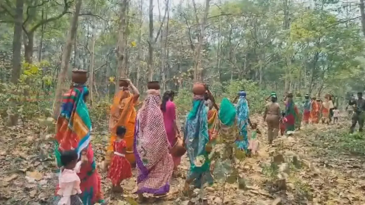 Chinmayee Das along with her associates